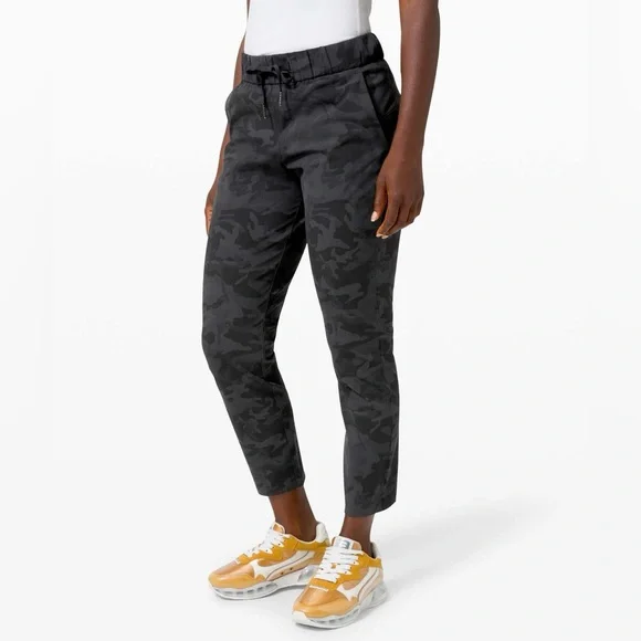 Lululemon On The Fly 7/8 Pant Women Black Camo Relaxed Fit Drawstring Waist - Picture 1 of 7